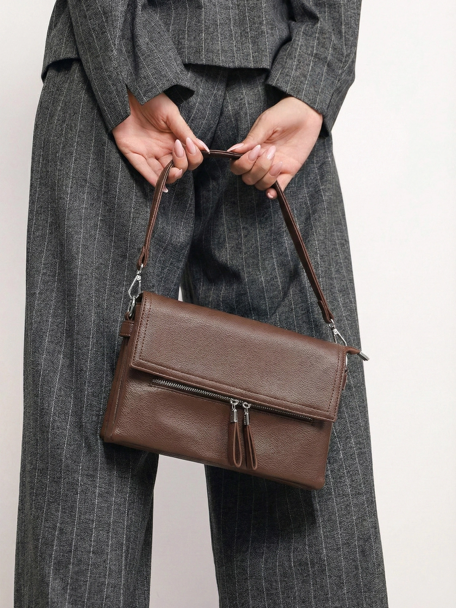 Сумка-кроссбоди со съемной ручкой и декоративными пуллерами в ассортименте